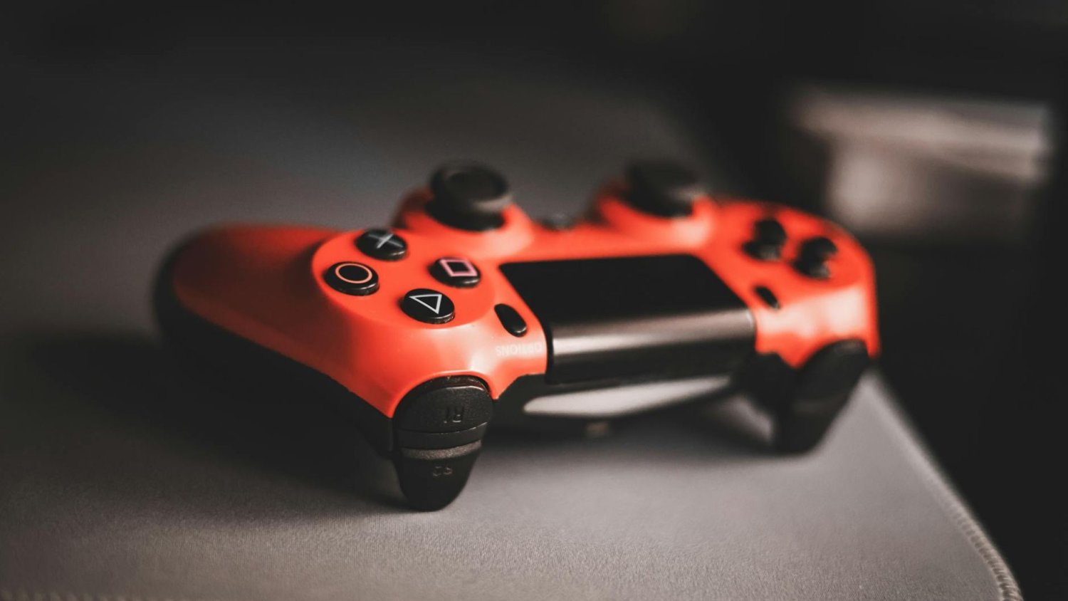 Gry, które definiują PS5 – zestawienie tytułów najlepiej wykorzystujących moc Sony