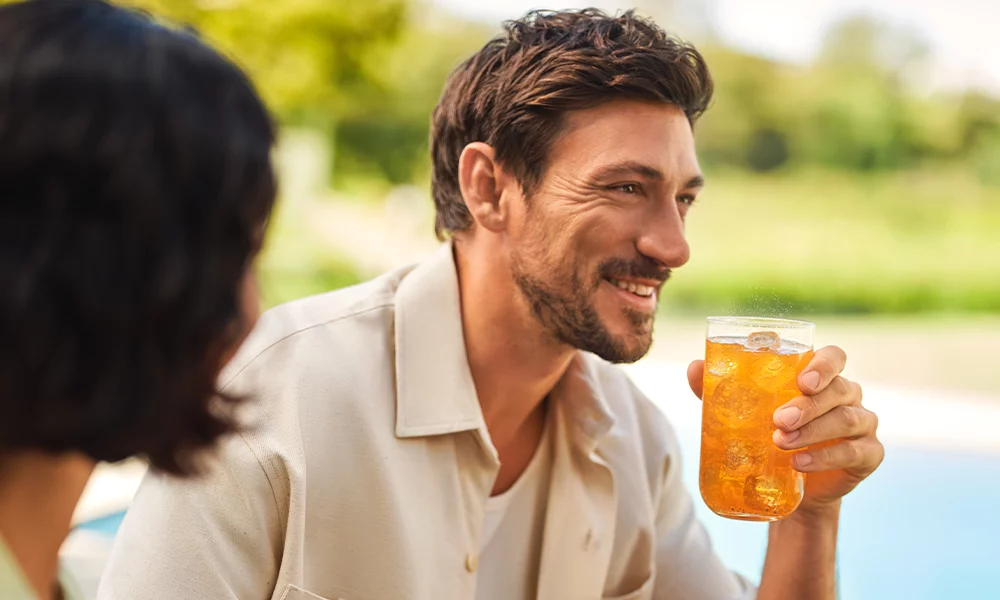 radosny tata pijący napój SodaStream